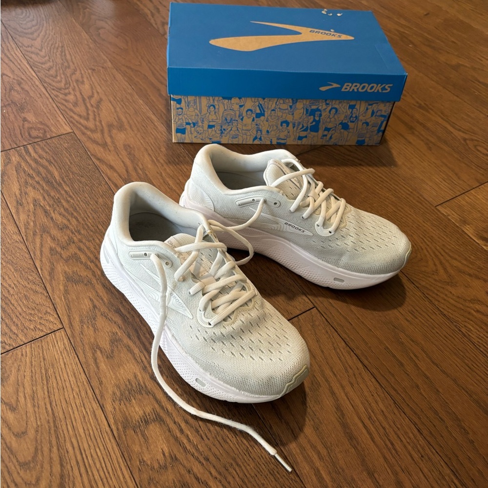Women’s Brooks Ghost Max - White/Oyster/Metallic Silver - 8.5
